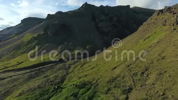 冰岛山腰的鸟瞰图安德列夫视频的预览图