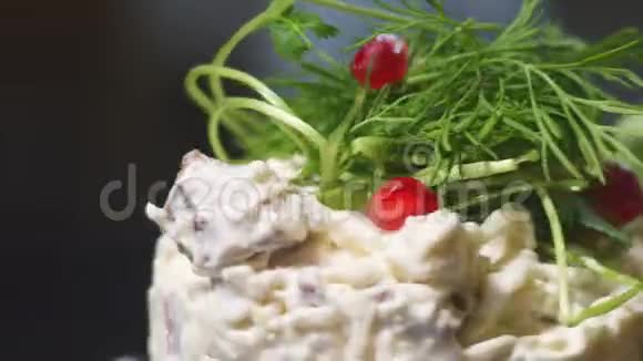 欧洲美食沙拉加石榴特写视频的预览图