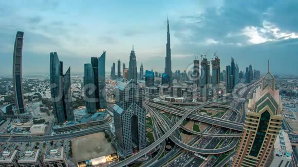 在迪拜迪拜阿拉伯联合王国豪华的迪拜城从白天到夜晚看现代化的摩天大楼和繁忙的夜间高速公路视频的预览图