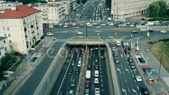 城市交通高峰期的空中交通堵塞波兰华沙视频的预览图