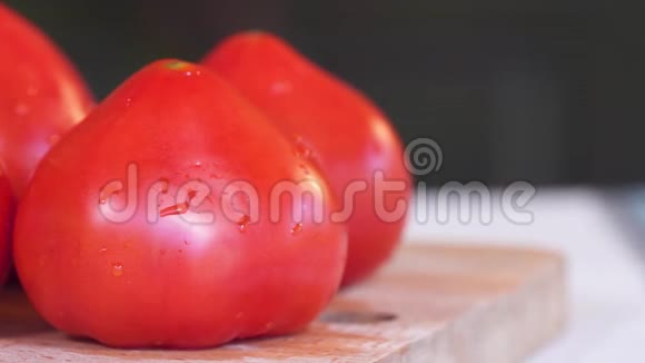 蔬菜西红柿和黄瓜在滑块上旅行视频的预览图