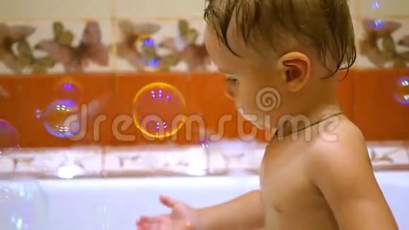 一个孩子在浴缸里玩肥皂泡视频的预览图
