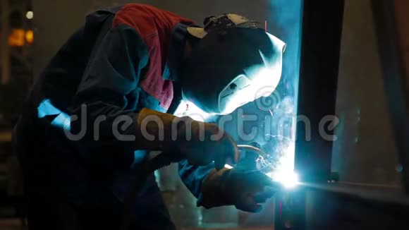 工人在工厂里打磨和焊接钢筋视频的预览图
