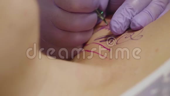 贴身纹身艺术家他的手与纹身机纹身在克莱姆特皮肤慢动作视频的预览图