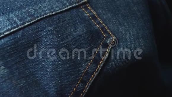 蓝色牛仔牛仔裤用作背景全景慢镜头视频的预览图