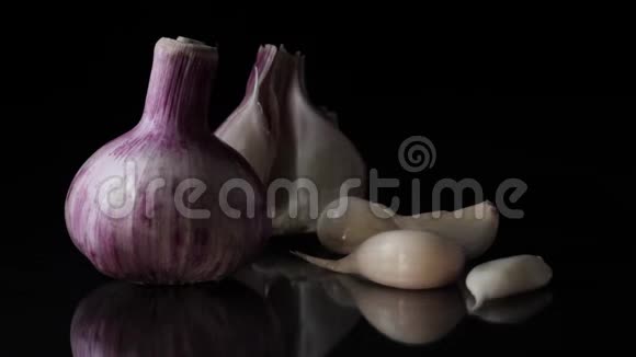 黑色背景上美味美丽的大蒜框架健康生活方式的概念视频的预览图