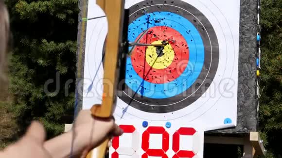 在公园里用弓箭射击的户外目标夏天用箭射箭射箭目标视频的预览图