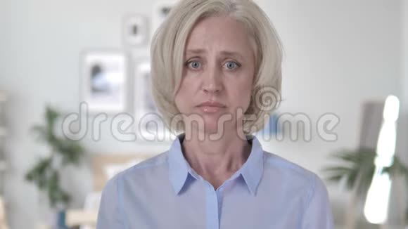 悲伤老妇人的肖像视频的预览图