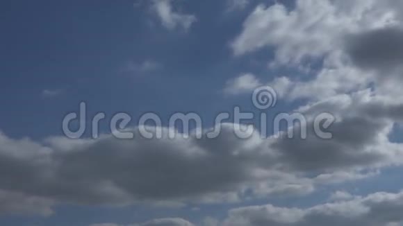 云在阳光明媚的天空中移动视频的预览图