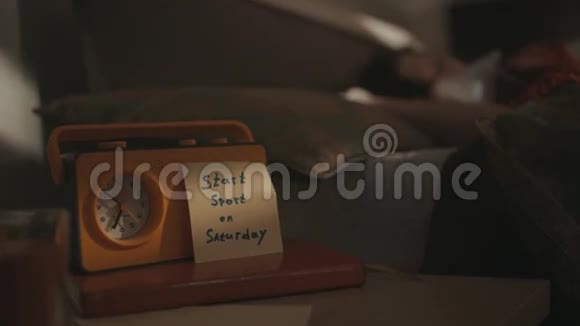 床桌上有黄色收音机闹钟上面有激励贴纸视频的预览图
