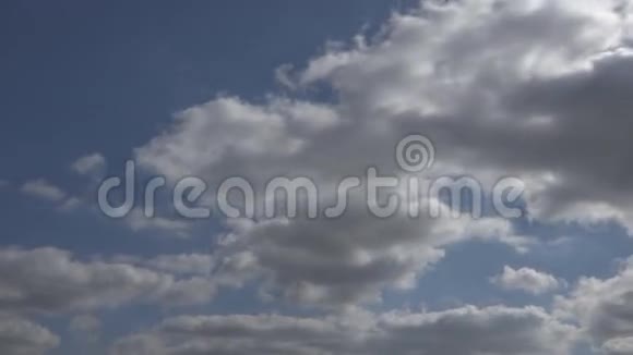 云在阳光明媚的天空中移动视频的预览图