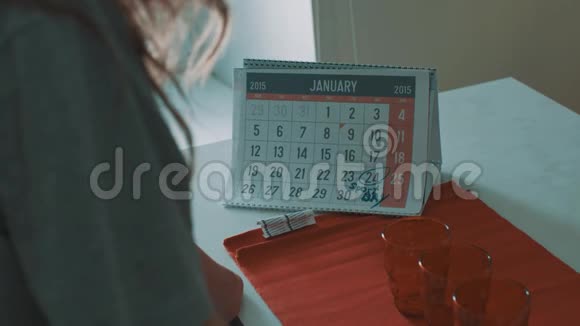 女人看日历2015年1月24日与马克体育日盘旋视频的预览图