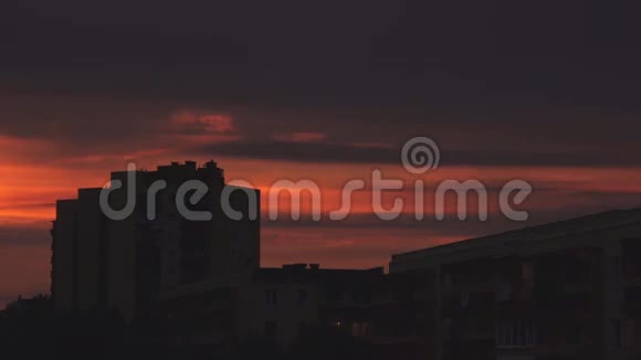 神秘的黄昏和日落在城市景观的时间流逝视频的预览图