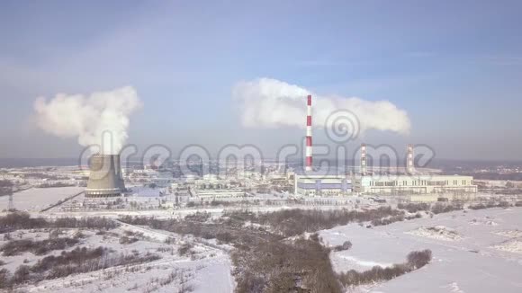 发电厂空中景观上的烟囱和工业管道锅炉管道上的工业景观白烟视频的预览图
