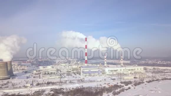 城市景观上电厂的高空观烟现代火电厂锅炉烟气排放视频的预览图