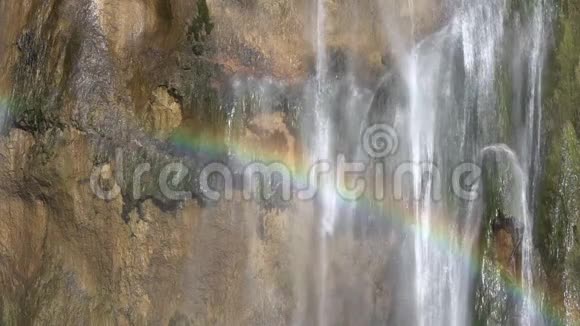 彩虹上的瀑布特写慢动作视频的预览图