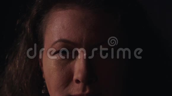 布鲁内特女士鼻子上有疣戴着金色耳环看着镜头皱着眉头视频的预览图