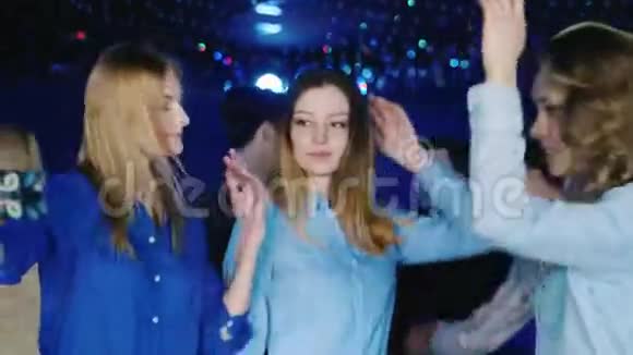 一群年轻人男人和有魅力的女人在迪斯科舞厅跳舞视频的预览图