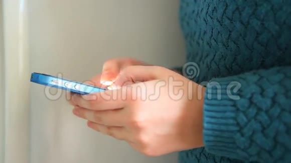 女人在蓝色手机上写短信作为交流视频的预览图