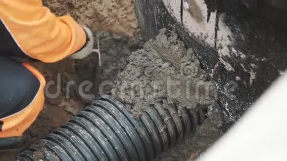 密封针法带肋塑料管和水泥抹子混凝土孔工人视频的预览图