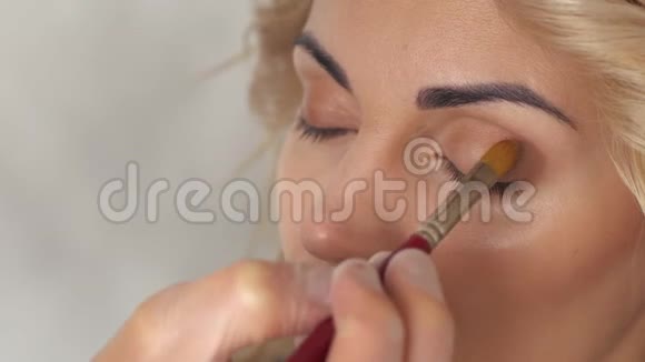 化妆师把眼影放进美容院视频的预览图