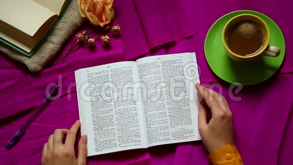 阅读圣经用手指从上面的紫色背景跟随视频的预览图