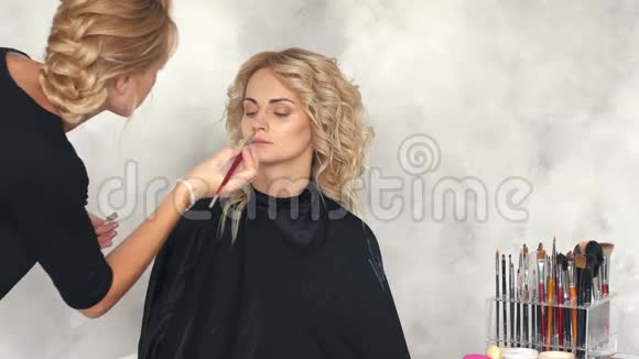 化妆师把眼影放进美容院视频的预览图