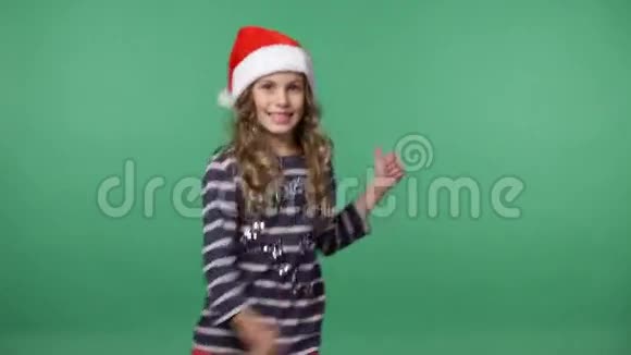 戴着圣诞帽的可爱小女孩视频的预览图