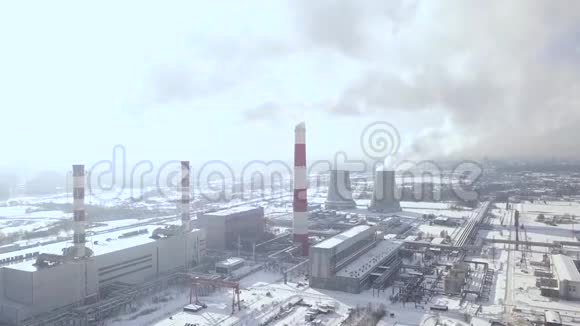 在工业工厂吸烟烟囱航空工业景观锅炉管道及排烟Drone可以看到吸烟管道视频的预览图