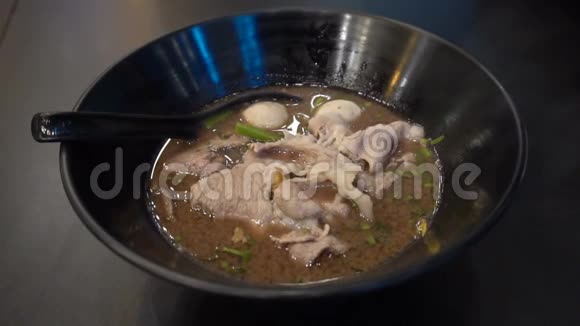 把碗里的热面汤放在桌子上泰国菜视频的预览图