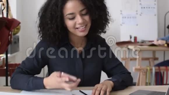 坐在办公室里的年轻女人视频的预览图