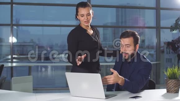 商务人事文书工作和技术概念忙碌的商人与笔记本电脑和文件在办公室工作视频的预览图