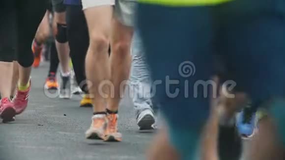慢跑双腿运动员在城市的马拉松赛跑慢动作视频的预览图