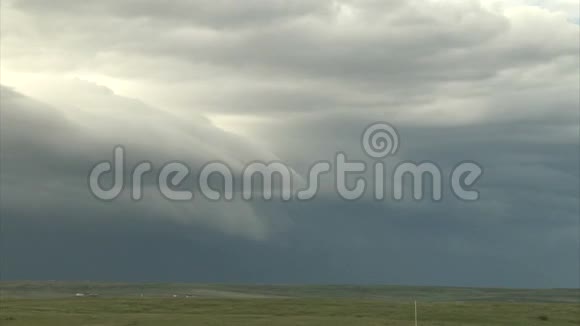 圆形云在乡村田野上旋转视频的预览图