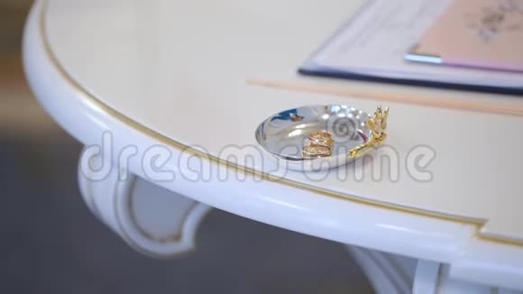 女人在婚礼上戴戒指视频的预览图