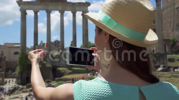 女士靠近论坛罗曼努姆在手机上拍照女游客拍照罗马论坛视频的预览图
