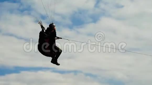 滑翔伞在现场的绞车上起飞极限运动越来越受欢迎一个人勇敢地飞进视频的预览图