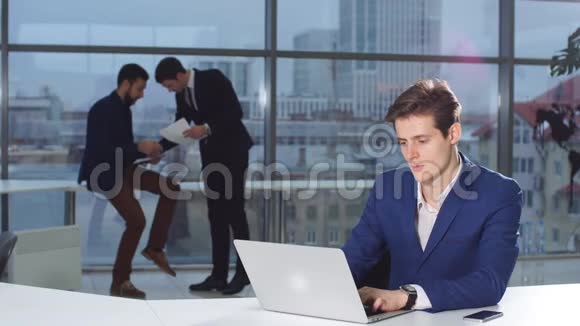 商务人事文书工作和技术概念忙碌的商人与笔记本电脑和文件在办公室工作视频的预览图