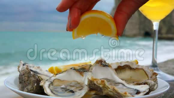 新鲜牡蛎上的柠檬汁视频的预览图