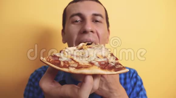 匹萨快乐的男人吃一片披萨的概念男人饿了吃一片披萨慢动作录像披萨视频的预览图