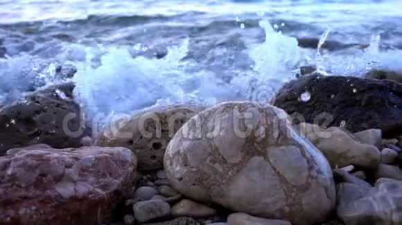 岩石和波浪视频的预览图