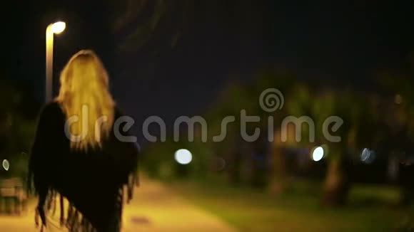 女士在夜里散步视频的预览图