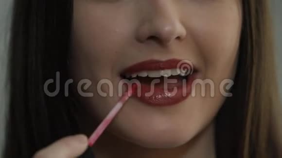漂亮的女人用口红涂嘴唇视频的预览图