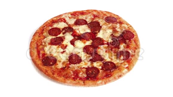 在普通背景下旋转意大利香肠披萨视频的预览图
