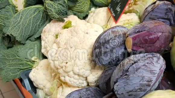 各种卷心菜白色布鲁塞尔西兰花颜色在市场柜台上健康食品健康纤维蔬菜视频的预览图