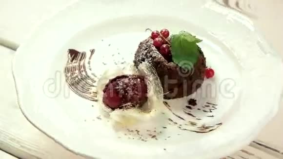 白色盘子里的熔岩蛋糕视频的预览图