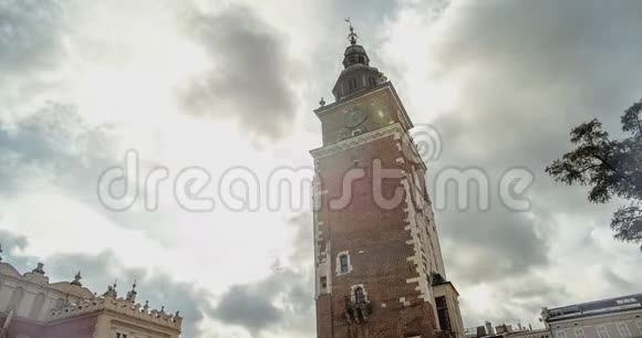 建筑克拉科夫旧市政厅塔背景云时间推移视频的预览图