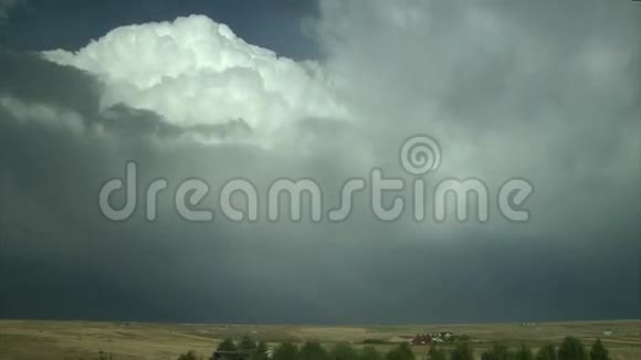 乡村田野里的灰色风暴云视频的预览图