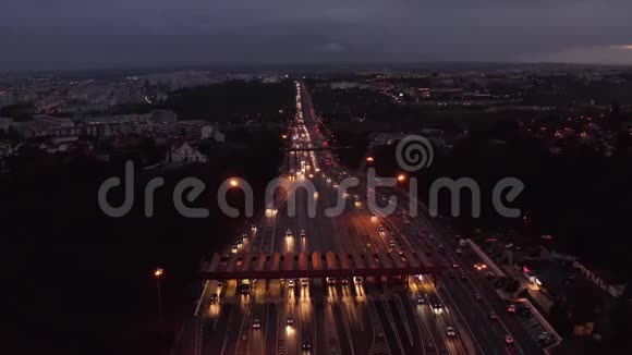 车辆通过收费公路点的交通道路的空中夜景视频的预览图