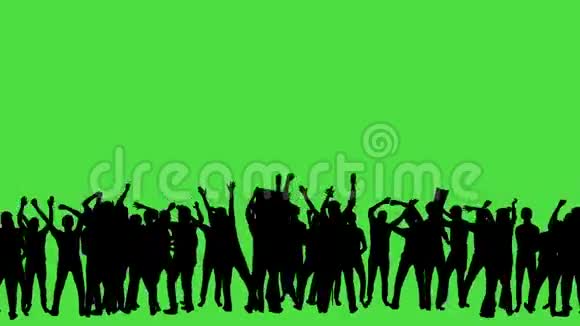 成群的歌迷在绿色的屏幕上跳舞音乐会跳跃跳舞举起手视频的预览图